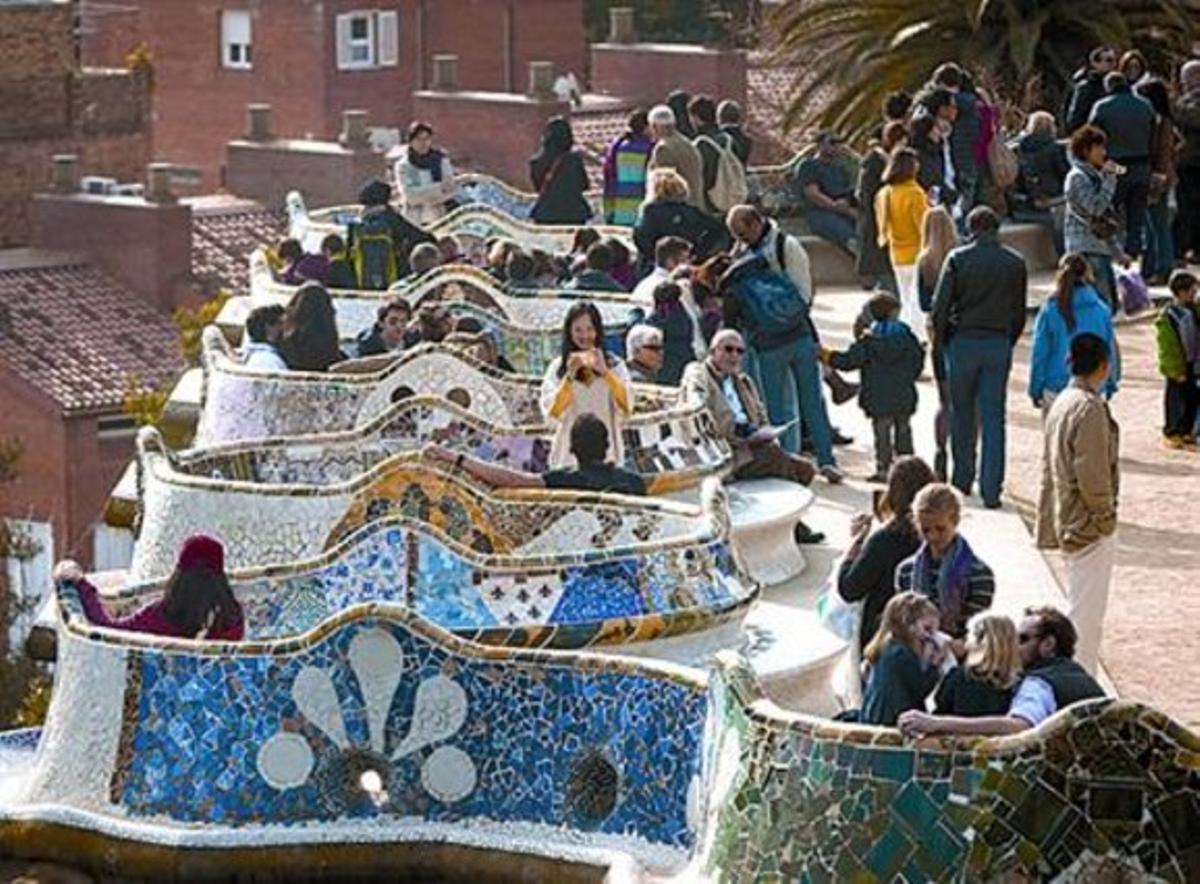 Els bancs multicolors de la zona monumental del parc. Els bancs multicolors de la zona monumental del parc.