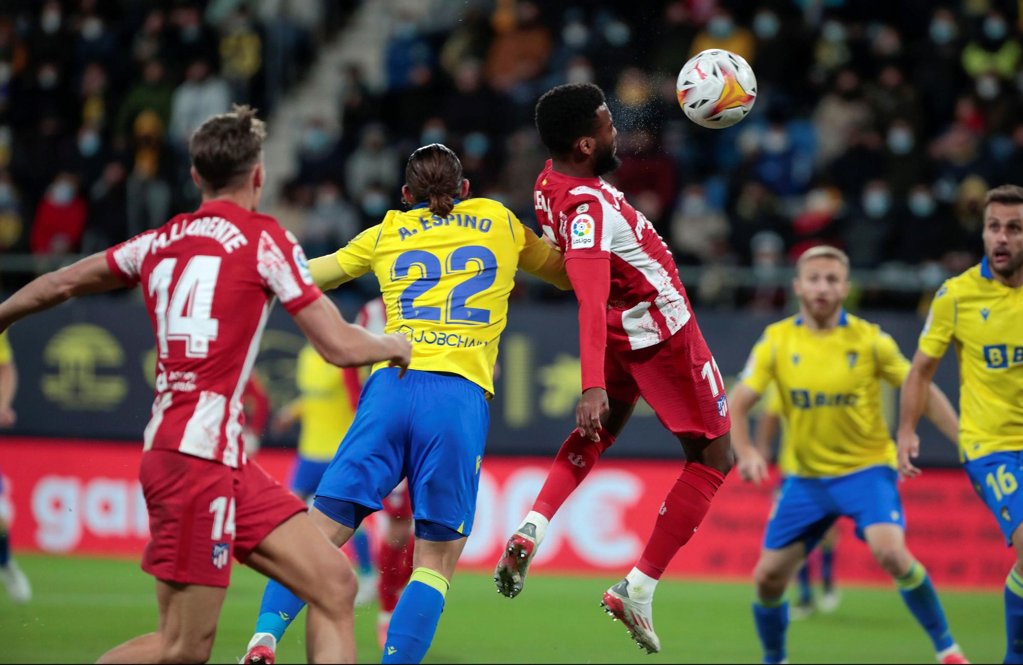 El centrocampista francés del Atlético de Madrid Thomas Lemar marca el primer gol de su equipo en el partido de LaLiga contra el Cádiz CF.