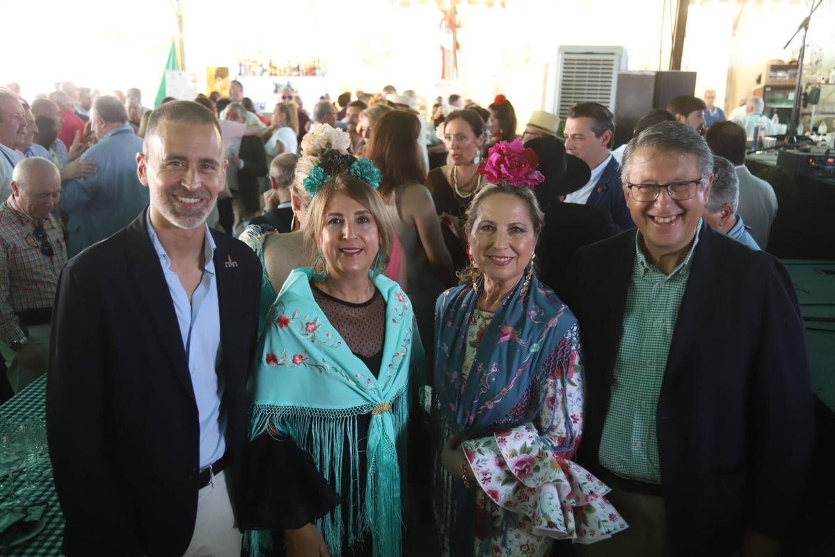 Numerosos peñistas comparten su día de convivencia en El Arenal