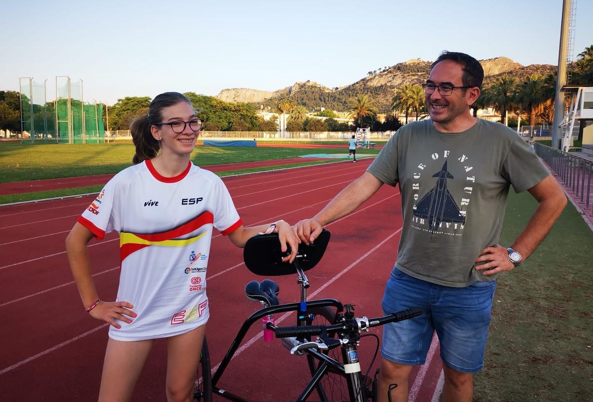 Judith con el preparador Joaquin Tortosa en las pistas del polideportivo de Xàtiva.