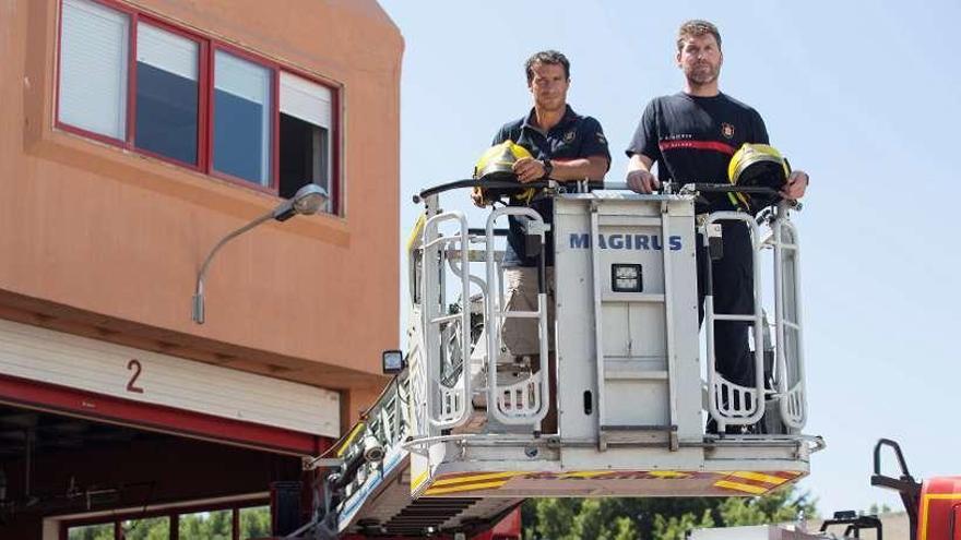 Los bomberos que rescataron a la niña, en la autoescala que utilizaron.