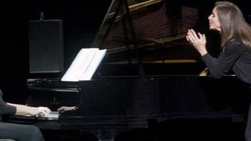 Rosa Torres-Pardo al piano junto a Ana Belén, anoche en el Teatro Cuyás. i JOSÉ CARLOS GUERRA