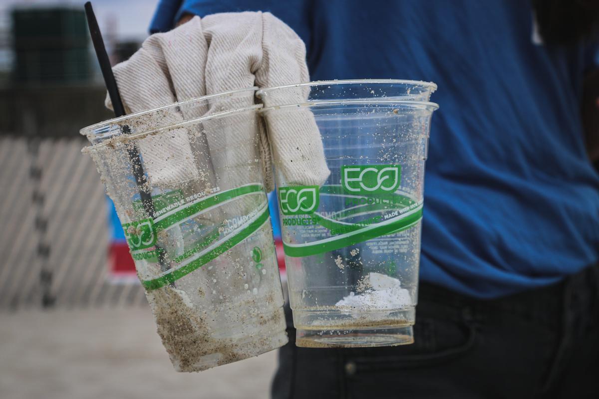 Vasos de plástico desechables, con un lema 'eco'