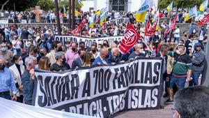 Archivo - Manifestación de trabajadores de los hoteles Tres Islas y Oliva Beach apoyados por diferentes representantes políticos en Fuerteventura en el año 2022
