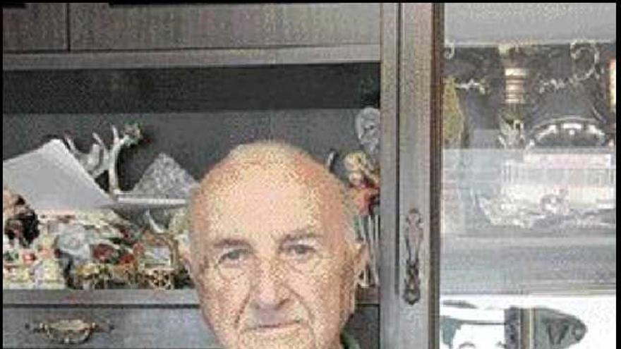 Ángel Llanos, en su casa de Vigo con 92 años a cuestas. / tony de lis