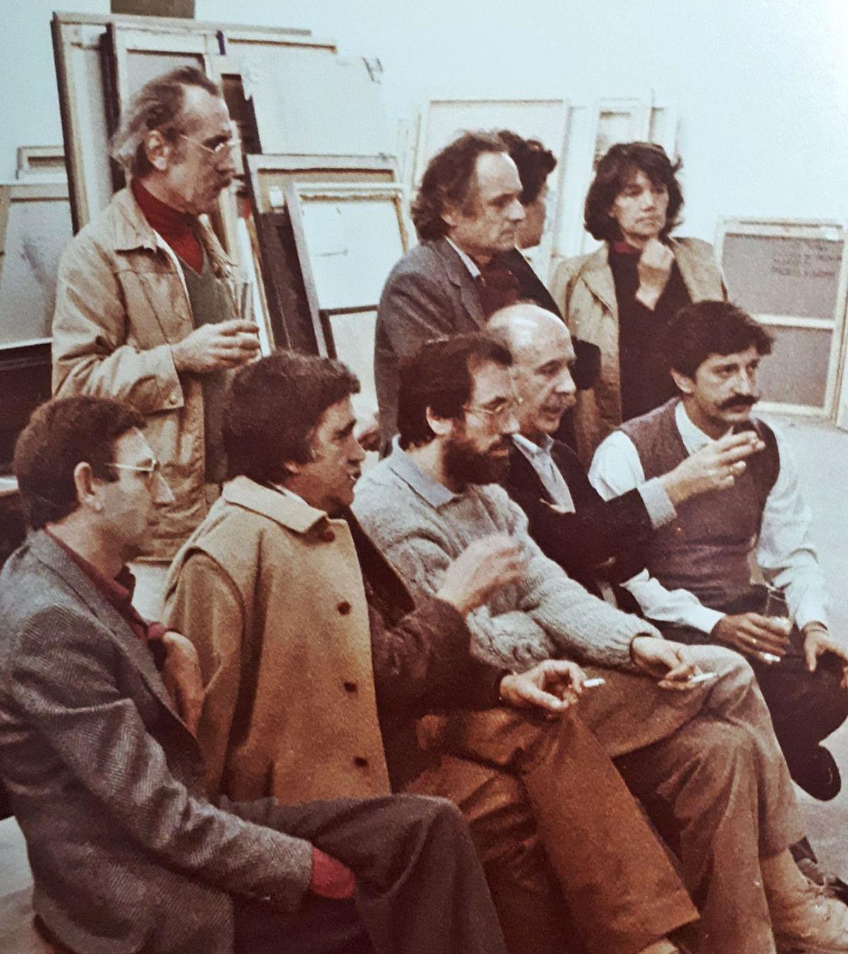 Ernesto Contreras, de pie, junto a Antonio López, entre otros, en la convocatoria de Artes Plásticas del 83.