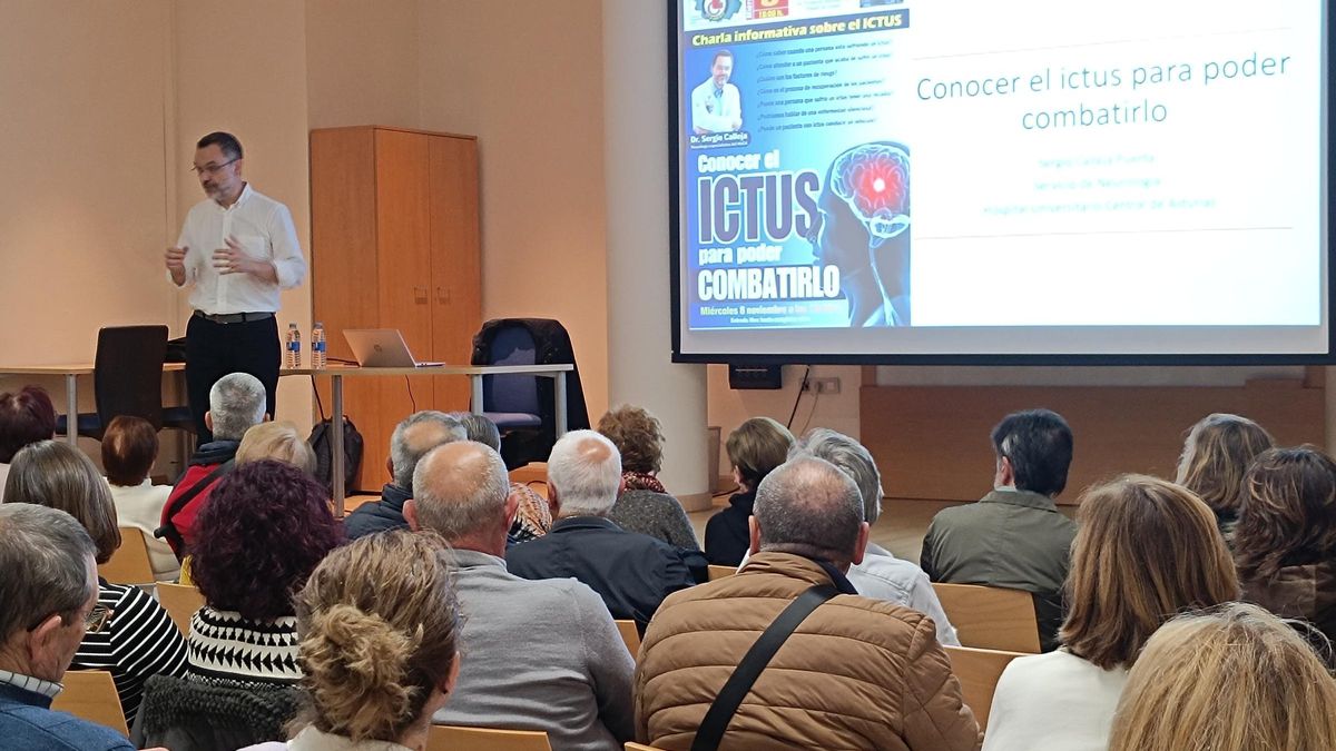 El neurólogo Sergio Calleja, en un momento de su charla en la Casa Municipal de Cultura de Posada de Llanera.
