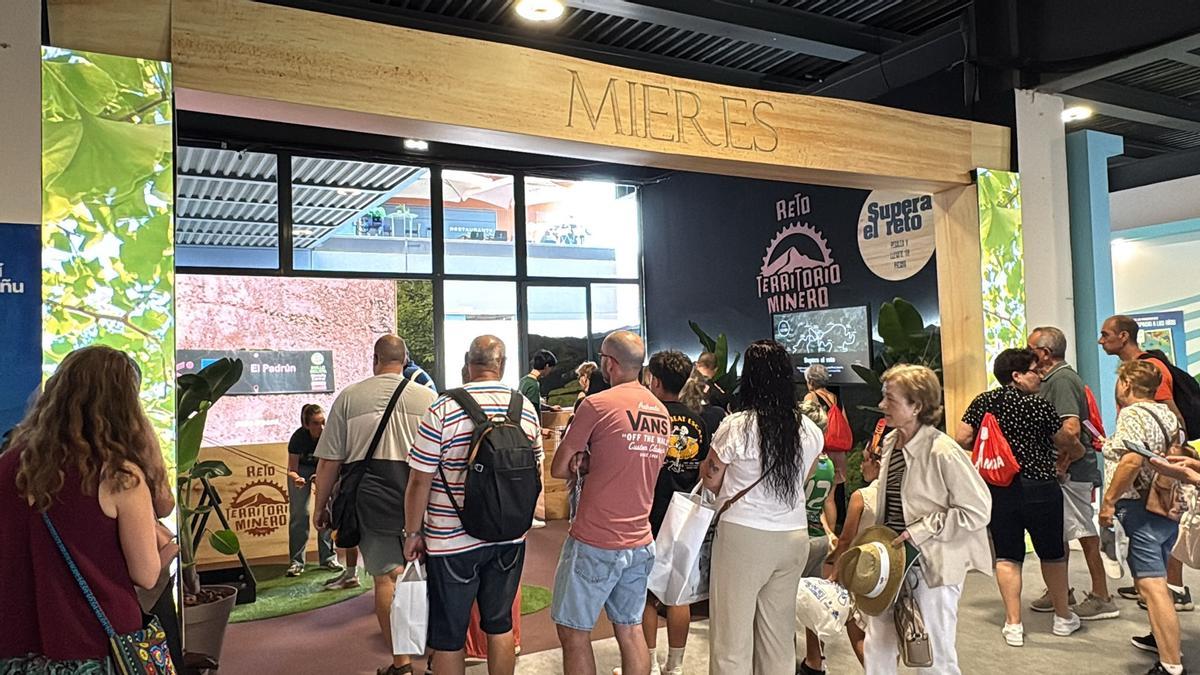 Visitantes en el stand de Mieres en la feria.