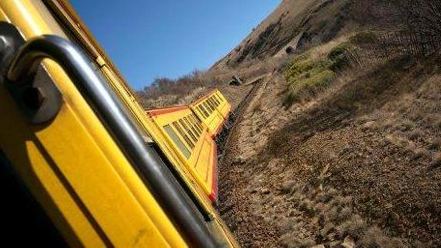 Un comboi del Tren Groc en un dels trams de la Cerdanya.