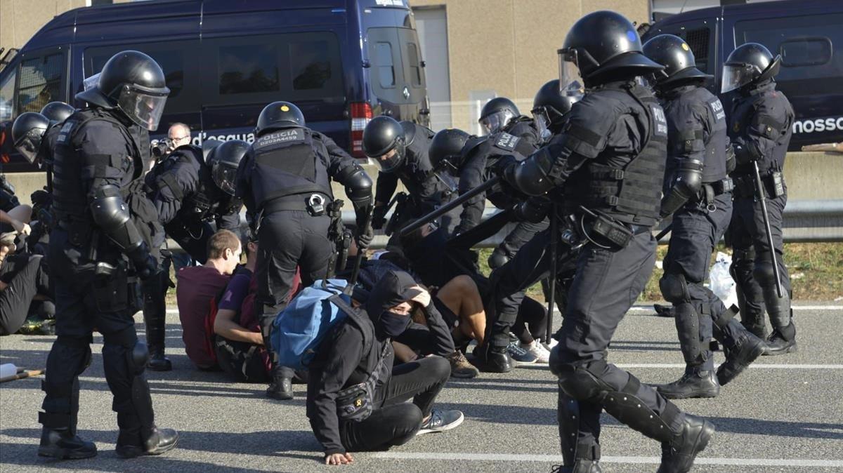 Cargas de los Mossos  sentencia proces independencia  AP-7 Girona Oest