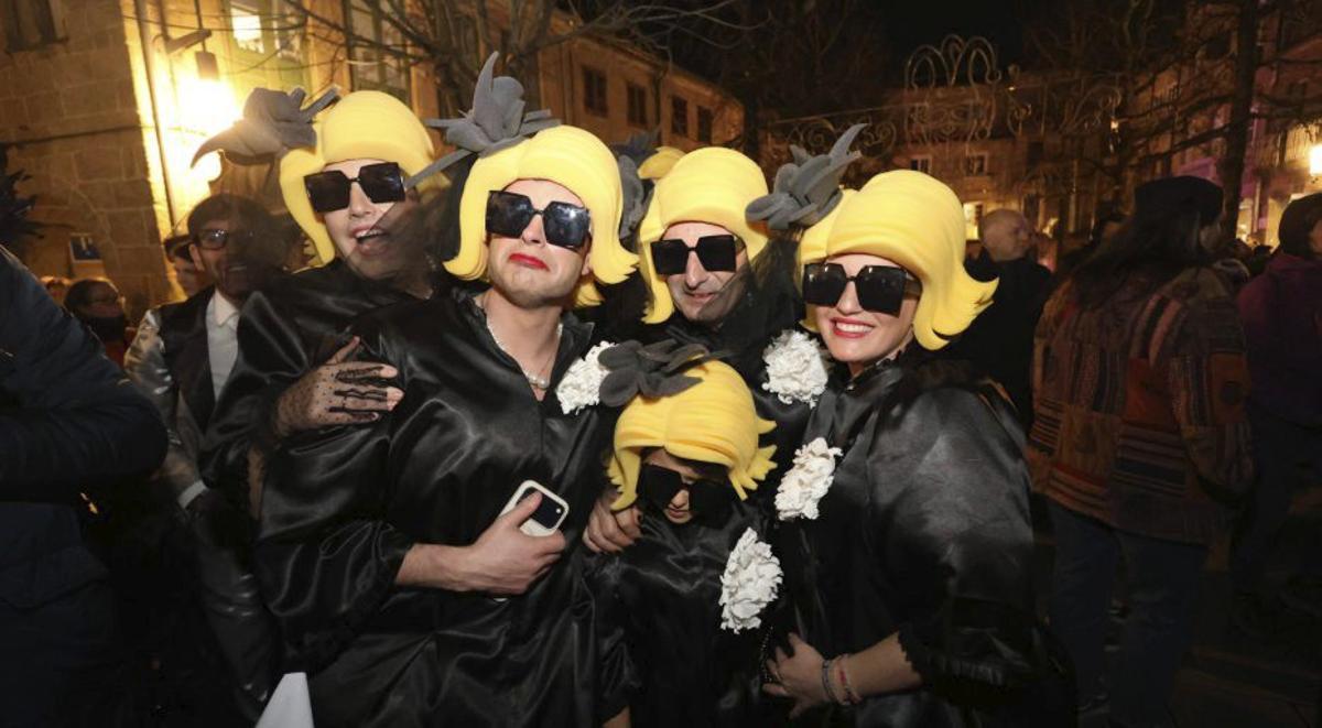 Los pontevedreses se vistieron de luto riguroso para la ocasión. | GUSTAVO SANTOS