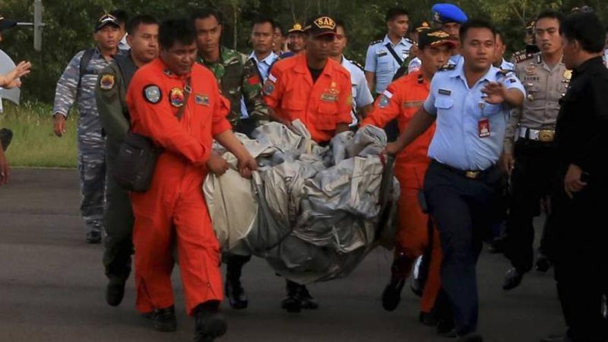 Las autoridades indonesias confirman el hallazgo del avión en el fondo del mar