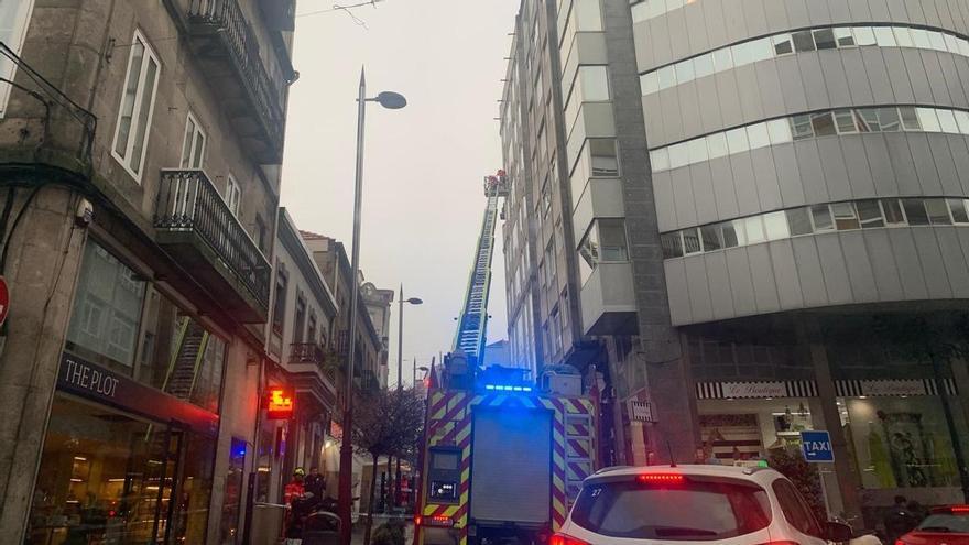 Atasco en el centro de Vigo por la retirada de unos paneles de un edificio