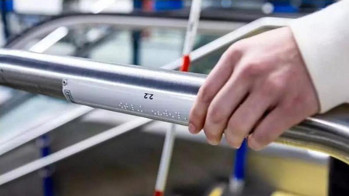 El braille que podem trobar a les escales del metro