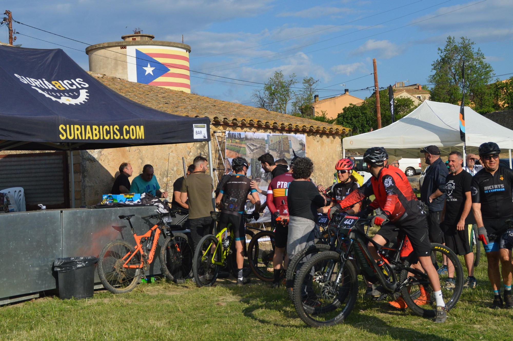 Dos-cents ciclistes estrenen a Llers l'Embruixada de BTT