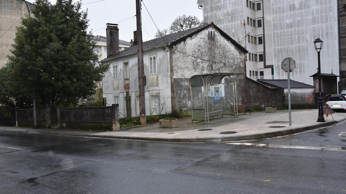 Vivienda de la Rúa da Madalena, esquina con Xaquín Lorenzo, que será demolida para iniciar la construcción de un edificio de 78 viviendas
