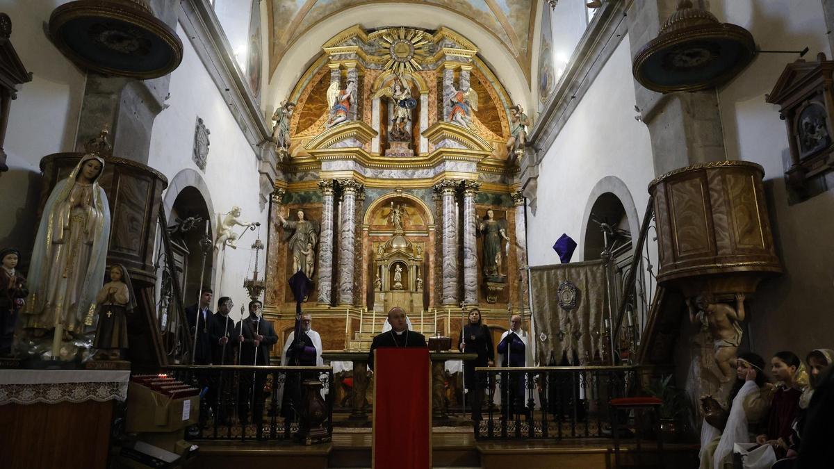 La salida de los pasos para la procesión del Santo Encuentro se ha cancelado por la lluvia. En su lugar, el Arzobispo Monseñor Prieto ha dado el tradicional sermón en la Iglesia de San Miguel do Agro.