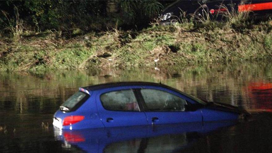 Cuatro muertos al ser arrastrado su coche por el agua