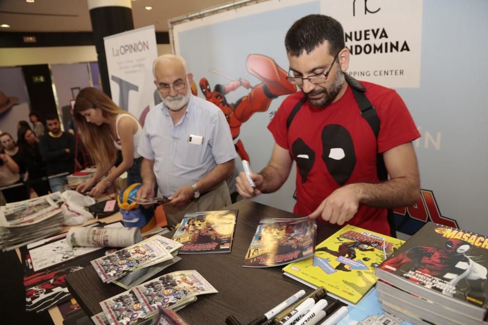 Salva Espín firma cómics de Deadpool con La Resistencia en Nueva Condomina