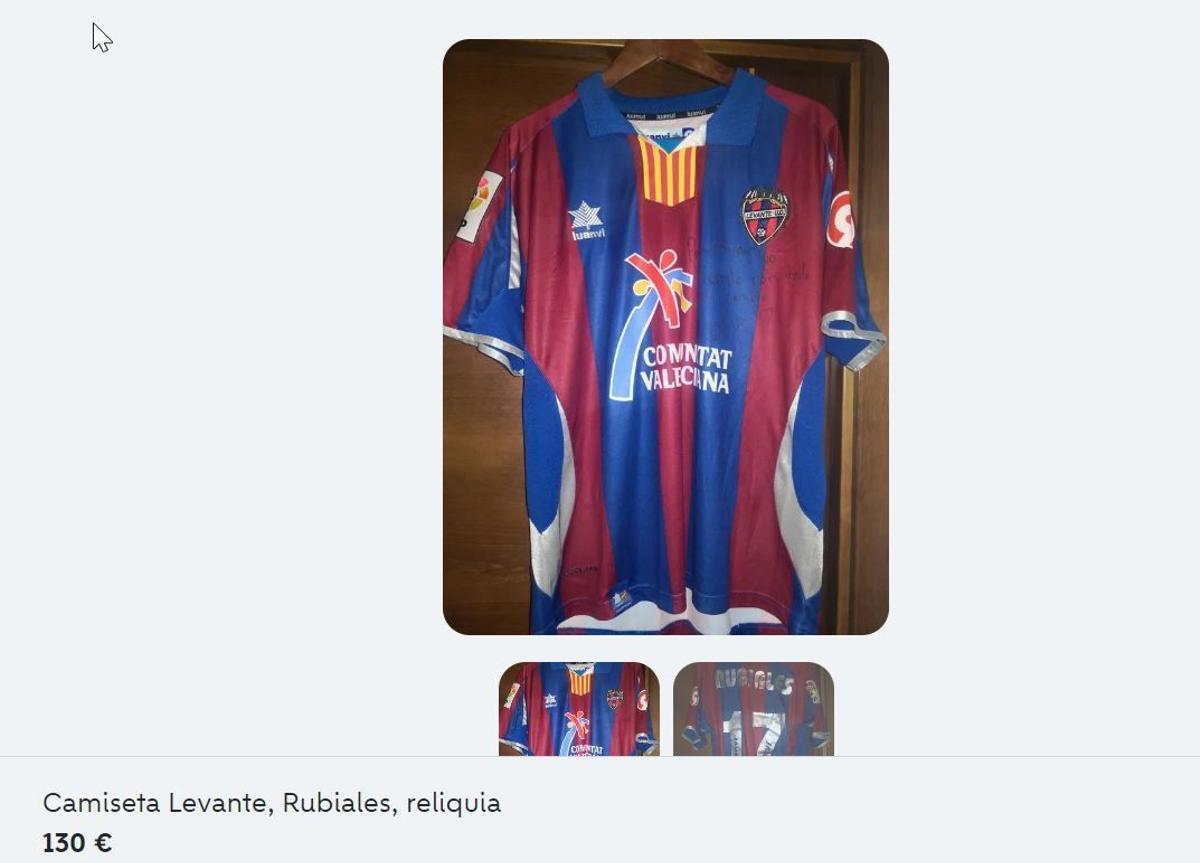 La camiseta de Luis Rubiales durante su etapa en el Levante que ha alcanzado los 130 euros en Wallapop.