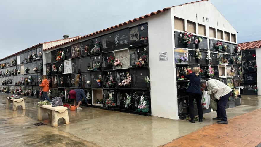 Galería de Todos los Santos: El temporal da un respiro y permite las visitas a los cementerios de Castellón