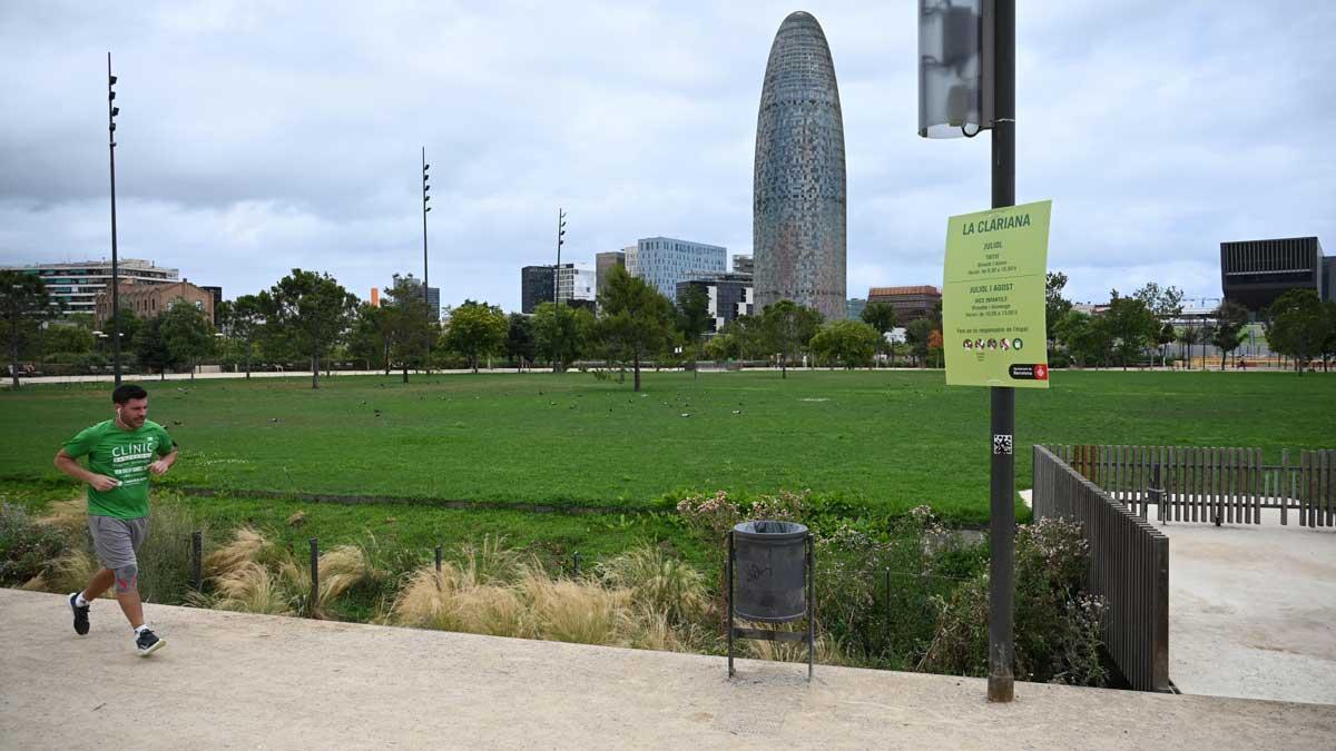 Un hombre corre por la Clariana de Glòries