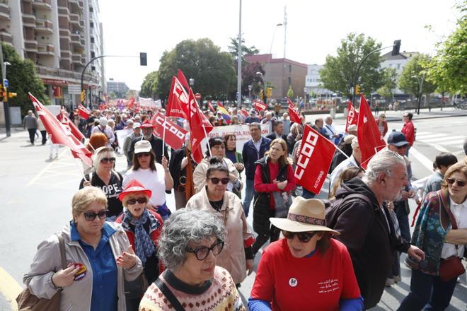EN IMÁGENES: Miles de manifestantes reclaman subidas salariales y “frenar a la ultraderecha” en la marcha del 1 de mayo en Gijón