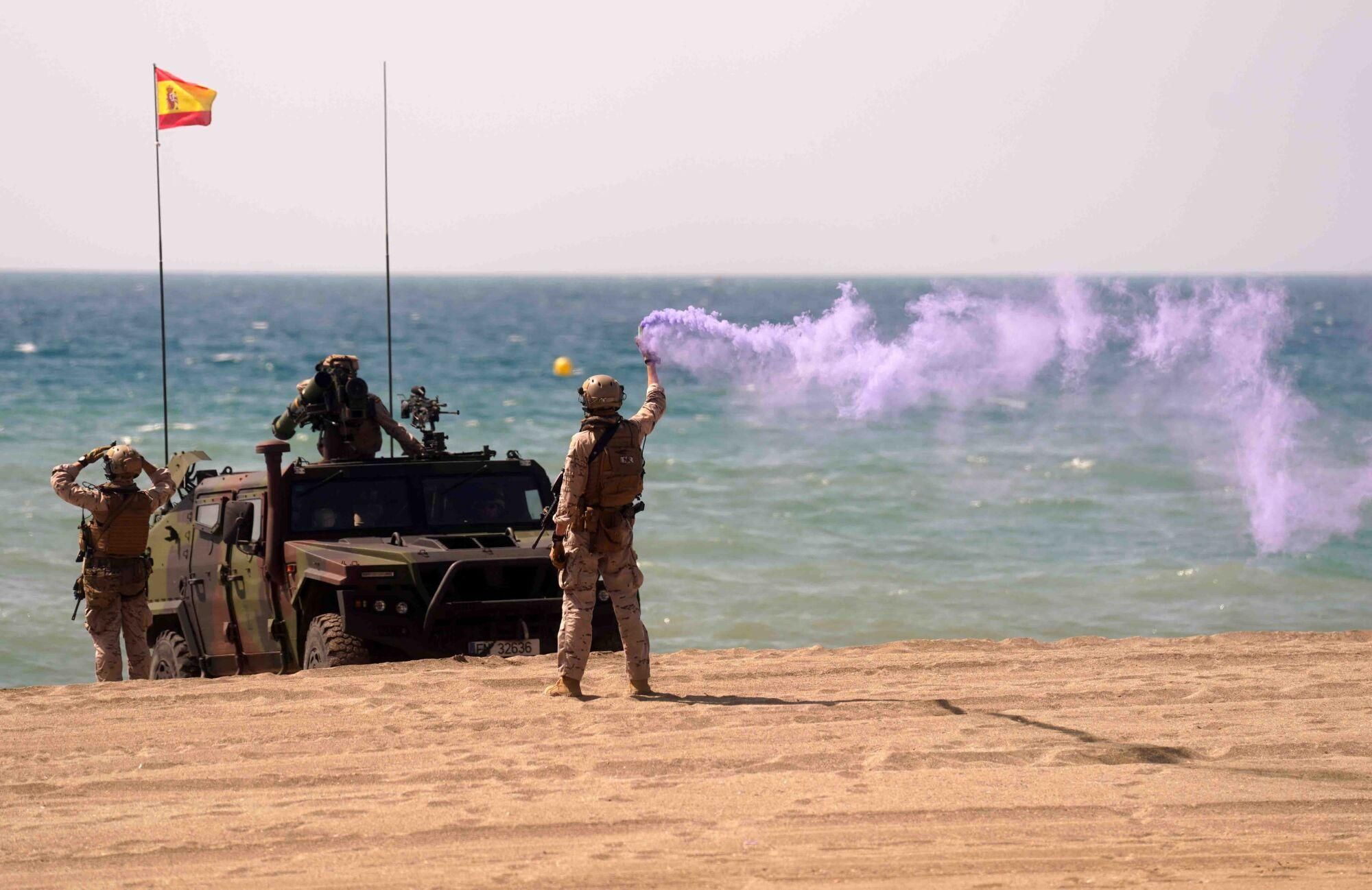 Exhibición dinámica de un desembarco anfibio de La Armada, donde aviones, helicópteros, Infantes de Marina, embarcaciones rápidas y lanchas de desembarco actúan en un escenario simulado de rescate de rehenes