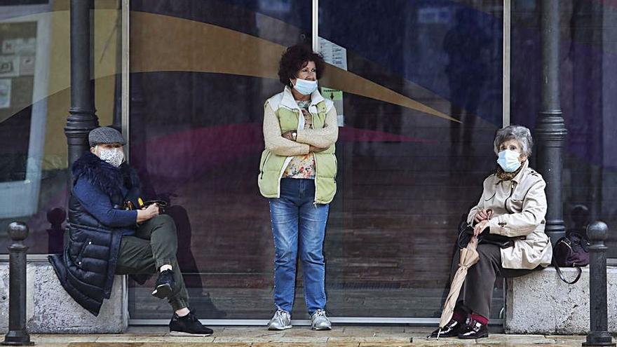 Amelia Sobrino, Laura Fernández y Conchita Sanz, ayer, en la plaza Hermanos Orbón, en Avilés. | Ricardo Solís