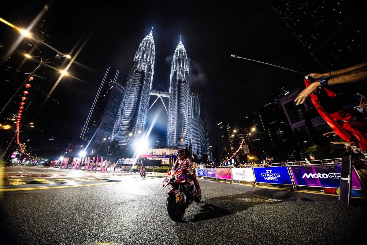 Marc Márquez (Ducati), hoy, frente a las Torres Petronas.