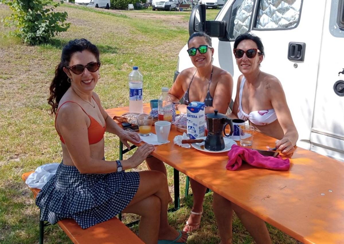 Isabel, Ana y Maité, las tres de Pamplona, este viernes, junto a su camper, en Gandia