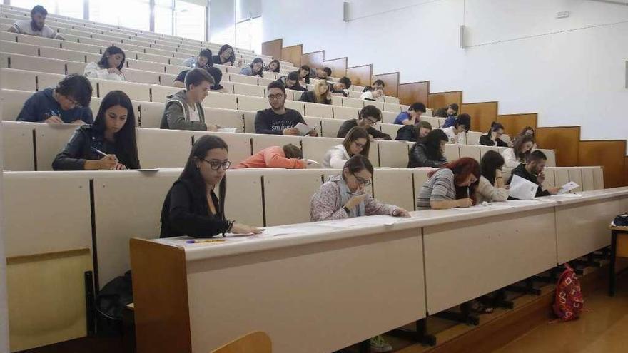 Alumnos realizan la prueba de selectividad en una facultad gallega.