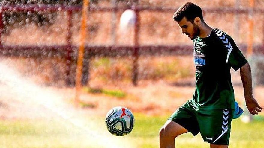 Víctor Rodríguez, durante un entrenamiento reciente con el Elche