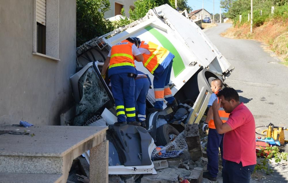 Un operario herido grave al quedar atrapado en un camión de la basura // G.Santos