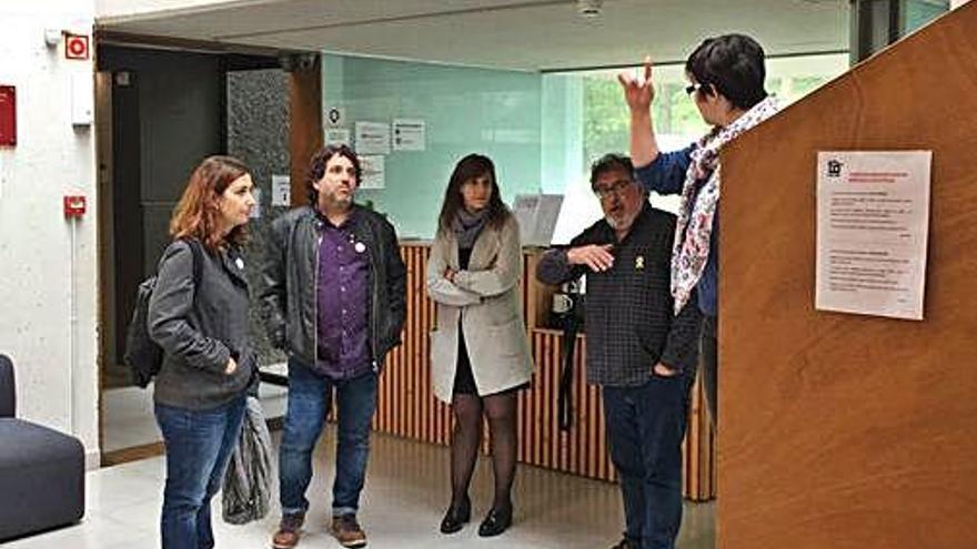 Els integrants de la visita d&#039;ahir a l&#039;alberg de la Vall d&#039;en Bas.