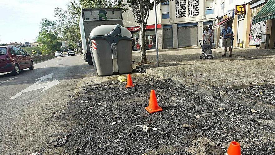 Cremen tres contenidors i la part de davant d&#039;un vehicle a Can Gibert del Pla