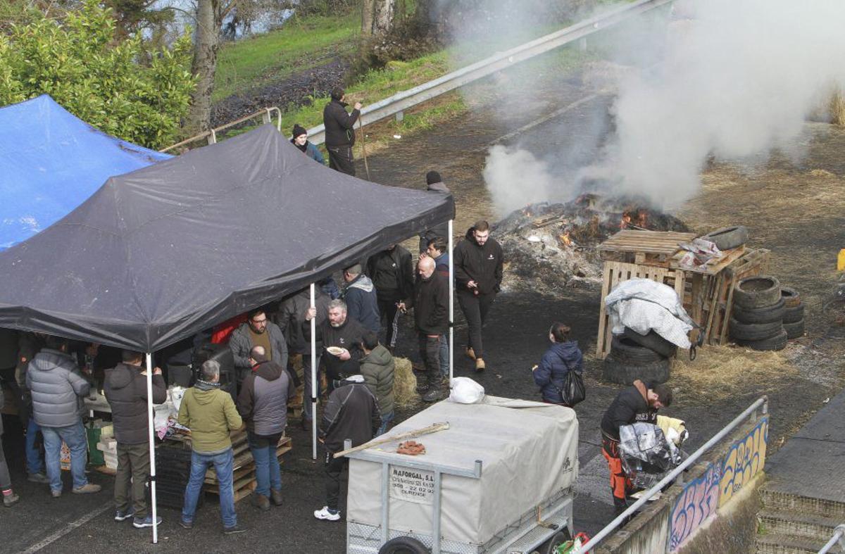 El improvisado campamento en la carretera nacional. |  Iñaki Osorio