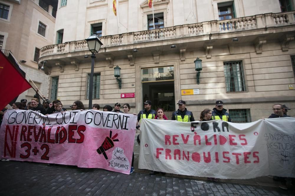 Medio millar de estudiantes vuelven a marchar contra la LOMCE