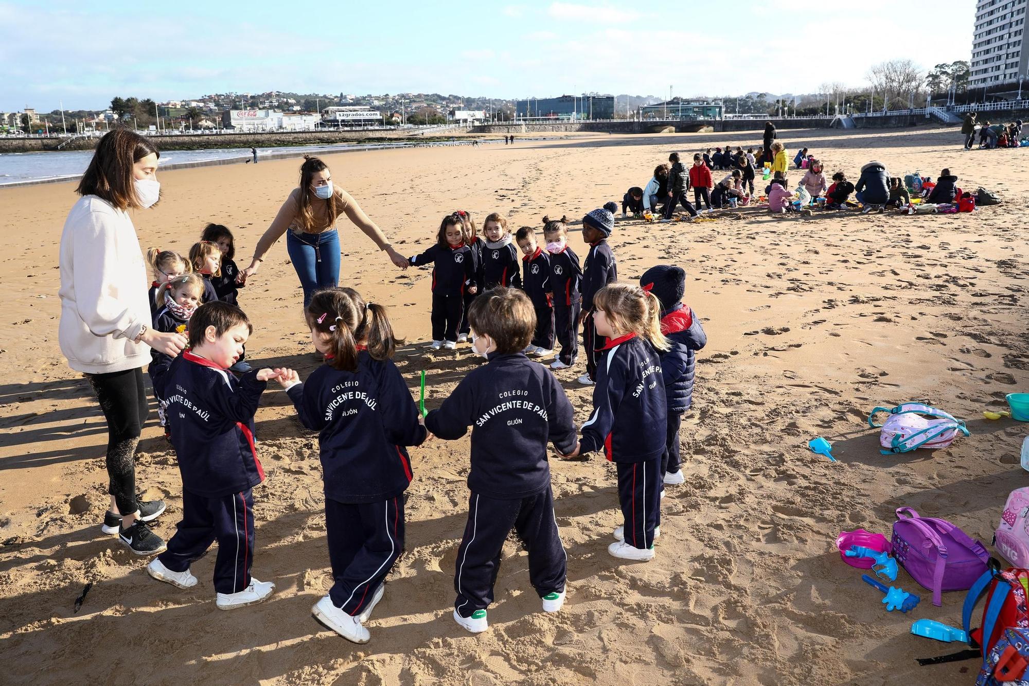 Los alumnos de Infantil del colegio San Vicente de Paúl se reencuentran en la playa