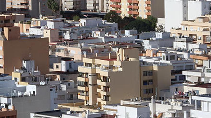 Dictan prisión para una mujer por estafar en Facebook con falsos alquileres en Ibiza