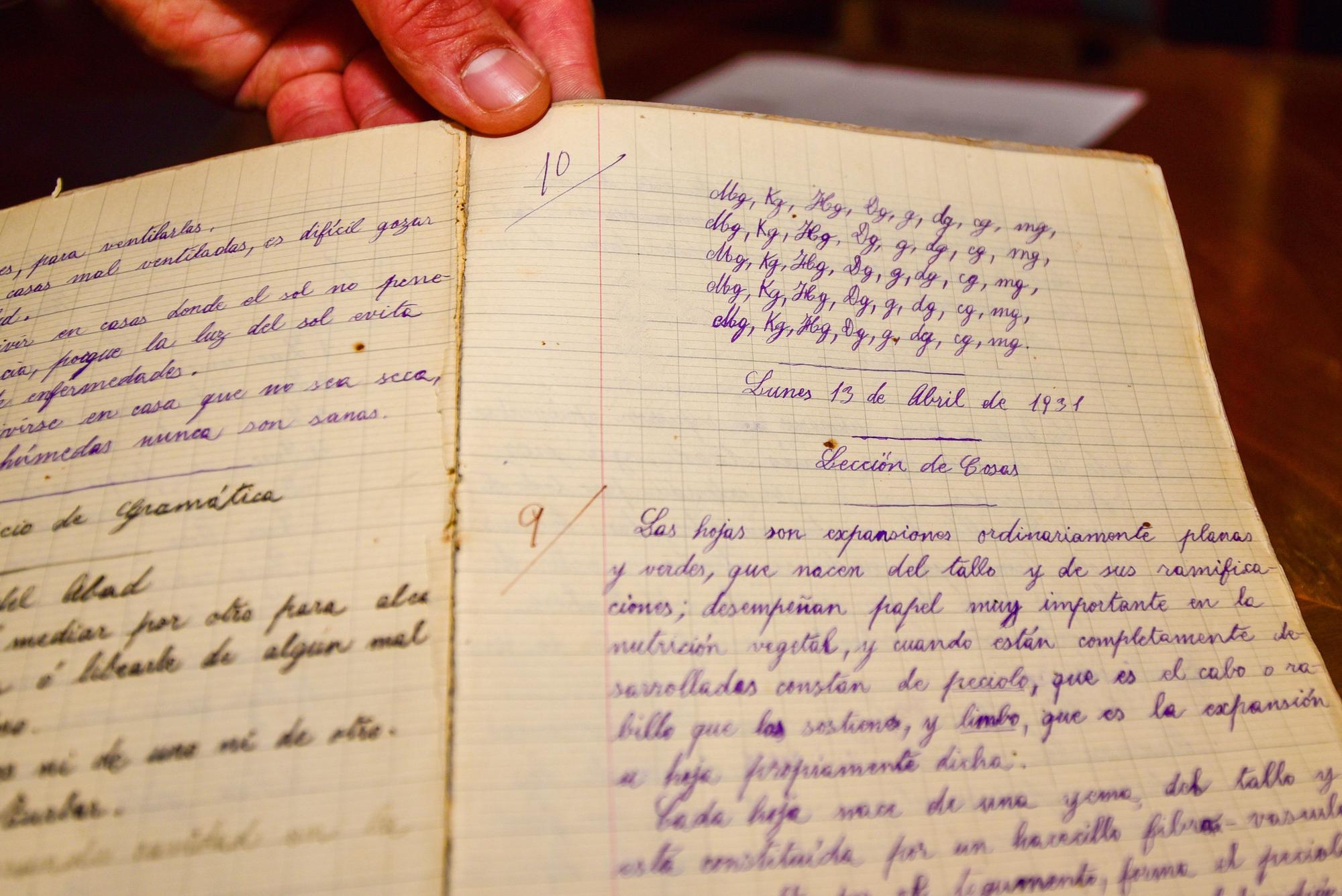 El Ateneo Republicano dona un cuaderno escolar de la actriz María Casares a la casa-museo Casares Quiroga