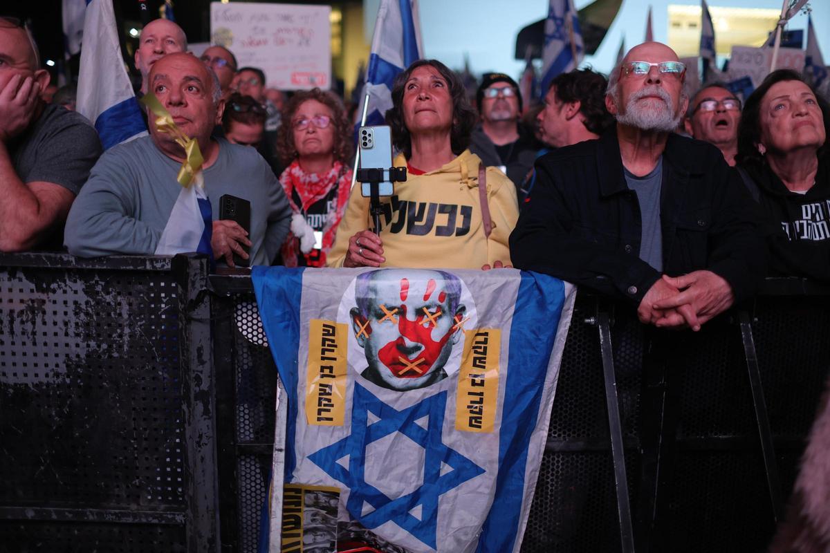 Familiares de los rehenes de Hamás protestan frente al domicilio de Netanyahu
