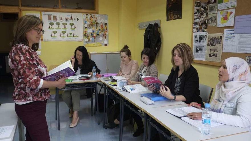 La profesora Dolores Veloso (izquierda), durante una clase de español con varias estudiantes extranjeras.