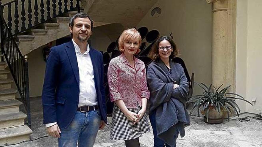 Llorenç Carrió, Ana Espina y Marta Ferré, ayer, en Can Oms.