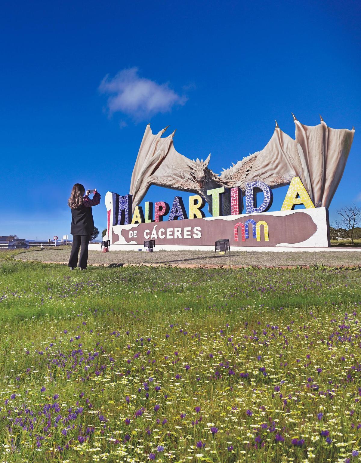 El dragón de Malpartida de Cáceres junto a las letras del municipio.