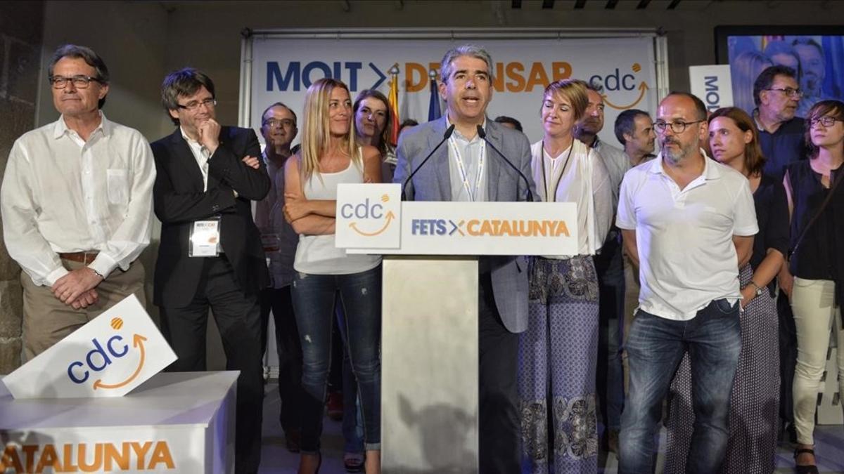 Francesc Homs valora los resultados electorales, junto a Artur Mas y Carles Puigdemont.