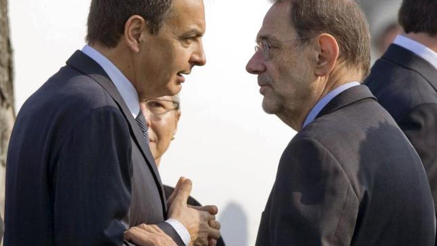 El presidente del Gobierno español, José Luis Rodríguez Zapatero (i) conversa con el Alto Representante de la UE para la Política Exterior y la Seguridad, Javier Solana, durante la foto de familia de los líderes que participan en la cumbre de la OTAN que hoy concluye en Estrasburgo y Kehl (Alemania). EFE/Emilio Naranjo