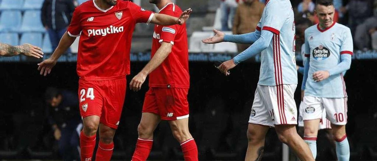 &quot;Nolito&quot;, saluda al céltico Brais Méndez en una reciente visita del Sevilla a Balaídos. // Ricardo Grobas