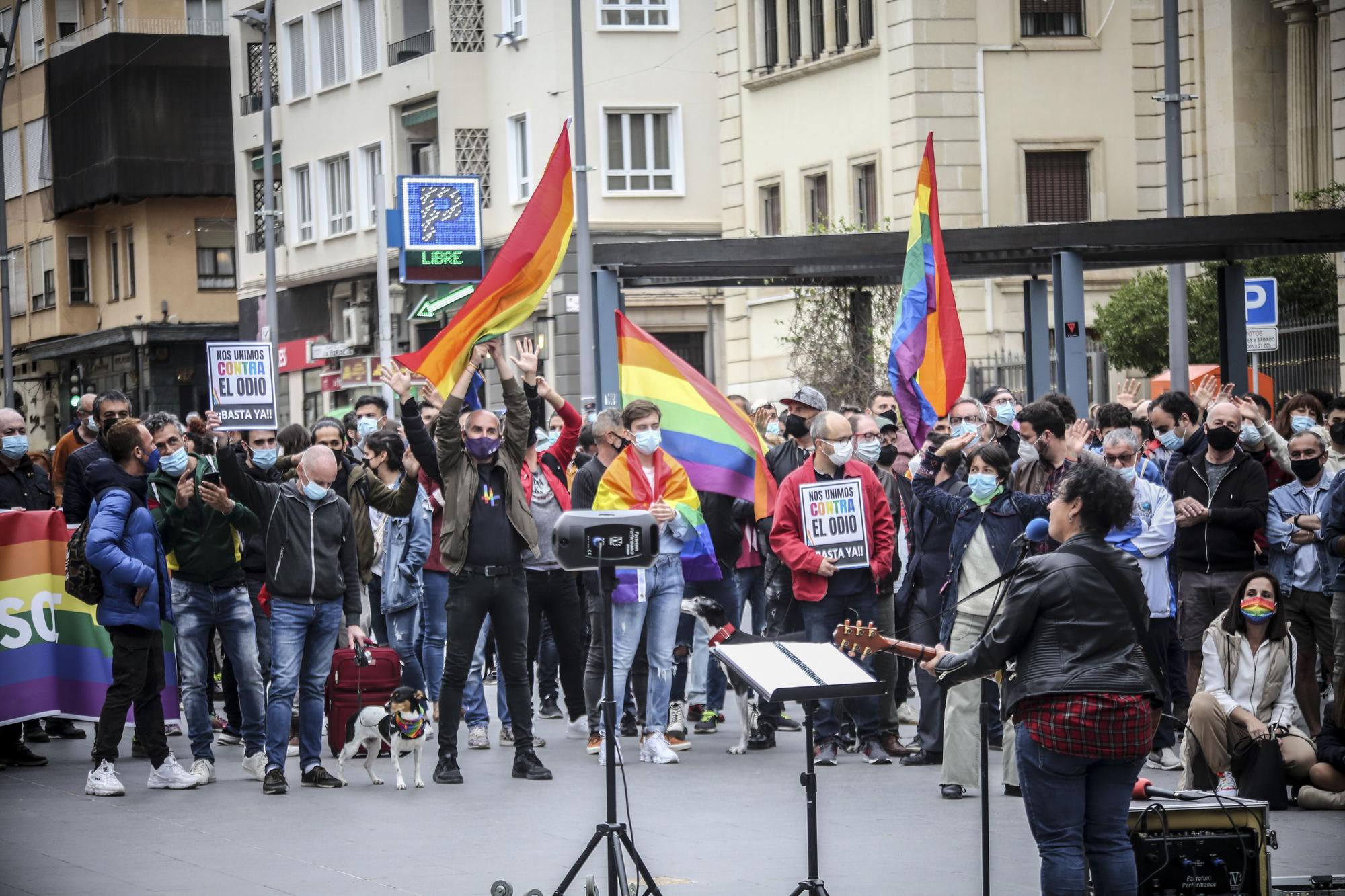 Concentración en contra de la agresión homófoba en el monte Tossal de Alicante