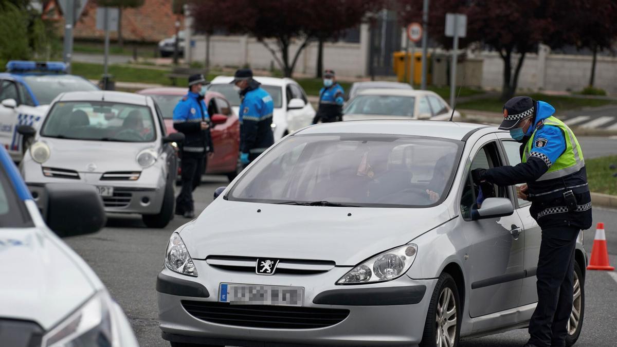 Agentes de la Policía Local de Ávila durante un control